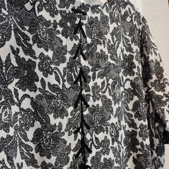 Lane Bryant Size 26/28 Lace Floral pattern Short Sleeve Lace Up Back Top Blouse - Picture 5 of 13